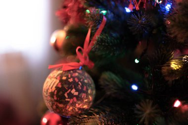 Noel ağacı süslemeleri Aralık ve Yeni Yıl tatillerinde