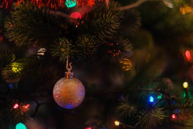 Noel ağacı üzerindeki Noel süslemeleri ve süsleri Aralık Noel boyunca ve mutlu yeni yıl tatilleri