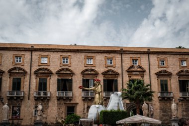 Palermo şehrinin sokakları ve tarihi merkezi turizmi büyük yapan anıtlar ve antikalarla dolu.