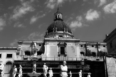 Piazza Pretoria, tarihi Palermo şehrinin tam merkezi olan Quattro Canti 'ye birkaç metre uzaklıkta, Cassaro' nun köşesinde, Via Maqueda ile birlikte Kalsa bölgesinin kıyısında yer almaktadır. Meydanın ortasında Pretoria çeşmesi var.