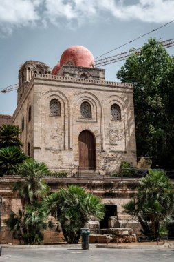 Palermo Camii, Capo Bölgesi 'nin tarihi merkezi Palermo' da bulunan Tunus Sünni camii. Cami, del Celso üzerinden San Paolino dei giardinieri 'nin kutsal olmayan kilisesinde inşa edilmiştir.