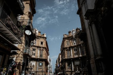 Quattro Canti, ya da Piazza Villena, ya da Güneşin Octagon 'u, ya da Teatro del Sole, Palermo' nun iki ana yolunun kesiştiği yer olan Via Maqueda ve Cassaro 'nun bugünkü adı Via Vittorio Emanuele. 
