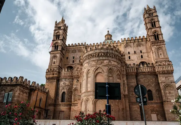 Palermo 'nun Duomo ya da Katedrali olarak bilinen Kutsal Bakire Meryem Bazilikası' nın Primatial Metropolitan Katedrali 'nin yaz kartpostalları Palermo şehrindeki Katolik ibadetinin ana yeridir. 