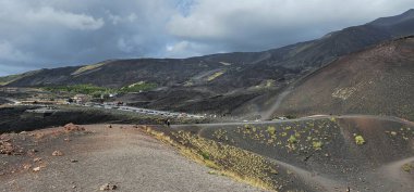 Etna Dağı 'nın manzaraları, aktif Sicilya volkanı. Ve tepeler ve otlar.