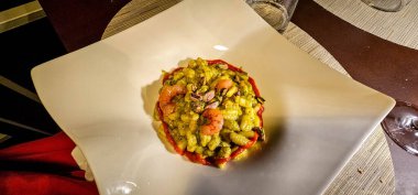 2024 yazında Sicilya 'nın Syracuse şehrinde bir restoranda yemek servisi yapıldı.