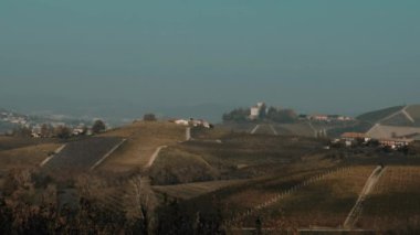 Piedmontese Langhe 'nin Alba yakınlarındaki dağların ve üzüm bağlarının 4K görüntüleri Grinzane Cavour' da