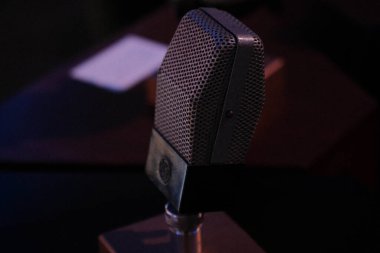 Eski RAI televizyon yayınlarından eski mikrofonlar, 2025 yılında Torino 'daki RAI müzesinde