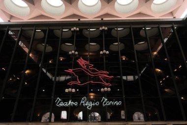 Torino 'daki Teatro Regio' nun ön cephesi, Ocak 2025 'te dünyada tanınan gösteri ve tiyatro eserlerine ev sahipliği yapıyor.