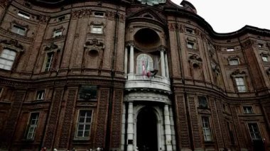 Palazzo Carignano, UNESCO tarafından tanınan Savoy Konutları 'nın bir parçasıdır, fakat aynı zamanda Subalpine Parlamentosu' nun ve daha sonra ilk İtalyan Parlamentosu 'nun merkezi olarak da önemlidir..