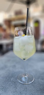 Bir bardak limoncello spritz, 2024 yazında Sicilya, Cefal 'de yapılan tipik bir yaz içkisi.