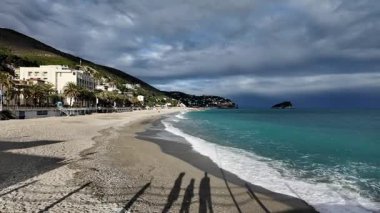 2025 yazının ardından Liguria 'daki Bergeggi adası ve deniz sahili 4k görüntülerini sabitledi.