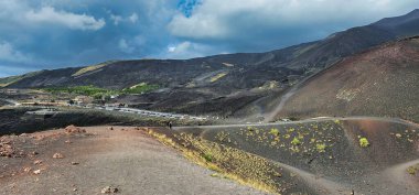 Etna volkanının manzaraları, 2024 yazında Sicilya 'da meydana gelen patlamalardan sonra oluşan lavların kalıntıları.