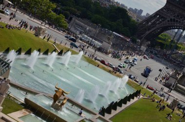 Champ de Mars, Paris 'te bulunan bir kamu bahçesi. Kuzeybatıda Eyfel Kulesi ve güneydoğuda Cole Militaire ile çevrilidir..