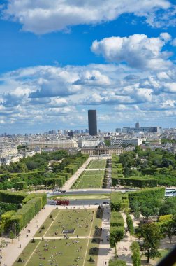 Champ de Mars, Paris 'te bulunan bir kamu bahçesi. Kuzeybatıda Eyfel Kulesi ve güneydoğuda Cole Militaire ile çevrilidir..