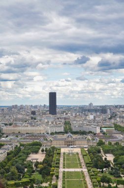 Champ de Mars, Paris 'te bulunan bir kamu bahçesi. Kuzeybatıda Eyfel Kulesi ve güneydoğuda Cole Militaire ile çevrilidir..