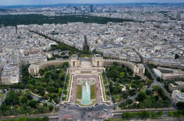 Trocadro, Paris 'in Seine Nehri' nin sağ kıyısında 16. bölgede yer alan muazzam bir bölgesidir. Palais de Chaillot 'tan Eyfel Kulesi' nin önündeki Pont d 'Ina' ya kadar uzanır. Bu isim Trocadero Savaşı 'ndan geliyor.