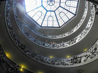 Momo Spiral Merdiveni. Vatikan Müzesi 'nin içindeki sarmal merdiven. İnsanlar bu merdivenleri Roma, İtalya 'daki müzeyi ziyaret ettikten sonra çıkmak için kullanıyorlar.