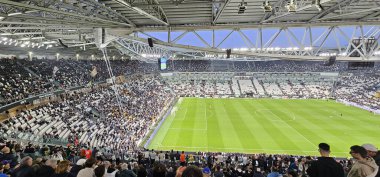 Torino, İtalya. 12 Mayıs 2025. Torino 'daki Juventus Stadyumu' ndaki taraftarlar, Juventus 'un sahibi olduğu Allianz Stadyumu' nun tribünlerinde en sevdikleri takım için tezahürat yapıyorlar.
