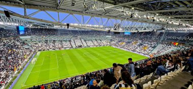 Torino, İtalya. 12 Mayıs 2025. Torino 'daki Juventus Stadyumu' ndaki taraftarlar, Juventus 'un sahibi olduğu Allianz Stadyumu' nun tribünlerinde en sevdikleri takım için tezahürat yapıyorlar.