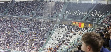 Torino, İtalya. 12 Mayıs 2025. Torino 'daki Juventus Stadyumu' ndaki taraftarlar, Juventus 'un sahibi olduğu Allianz Stadyumu' nun tribünlerinde en sevdikleri takım için tezahürat yapıyorlar.