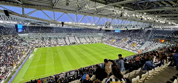 Torino, İtalya. 12 Mayıs 2025. Torino 'daki Juventus Stadyumu' ndaki taraftarlar, Juventus 'un sahibi olduğu Allianz Stadyumu' nun tribünlerinde en sevdikleri takım için tezahürat yapıyorlar.