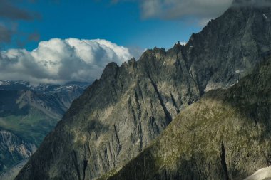 Aosta Vadisi 'nde yaz aylarında Punta Hellbronner' da gökyüzündeki Mont Blanc sıradağlarının manzarası.