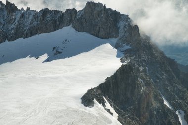 Aosta Vadisi 'nde yaz aylarında Punta Hellbronner' da gökyüzündeki Mont Blanc sıradağlarının manzarası.