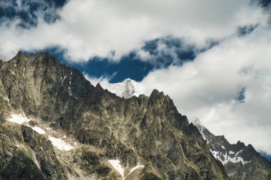 Aosta Vadisi 'nde yaz aylarında Punta Hellbronner' da gökyüzündeki Mont Blanc sıradağlarının manzarası.