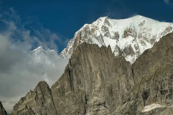 Aosta Vadisi 'nde yaz aylarında Punta Hellbronner' da gökyüzündeki Mont Blanc sıradağlarının manzarası.