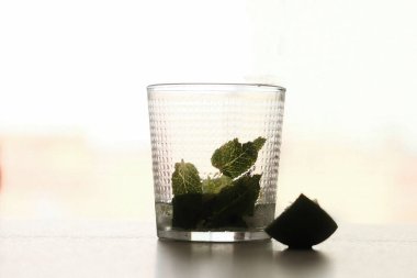 Beyaz arka planda limon ve rom ile buzlu alkollü mojito.