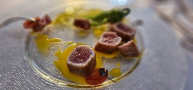 2025 yazında İtalyan Rigurian Riviera 'sında Michelin yıldızlı bir restorandan alınmış patates kremalı kurutulmuş ton balığı.