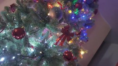 Noel tatili süslemeleriyle Noel ağacının neşeli atmosferli 4K videosu.
