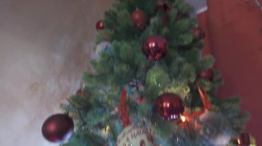 Noel tatili süslemeleriyle Noel ağacının neşeli atmosferli 4K videosu.