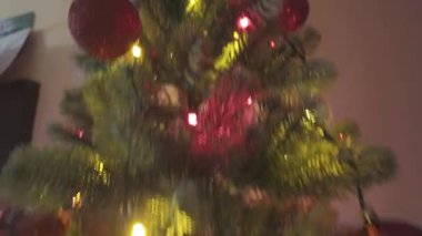 Noel tatili süslemeleriyle Noel ağacının neşeli atmosferli 4K videosu.