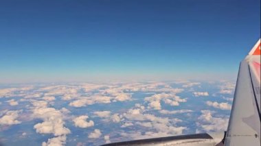 Yukarıdan Prag 'a doğru uçan bir uçaktan görülen bulutların hızlandırılmış görüntüleri koyun kafası etkisi yaratıyor..