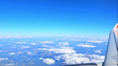 Yukarıdan Prag 'a doğru uçan bir uçaktan görülen bulutların hızlandırılmış görüntüleri koyun kafası etkisi yaratıyor..