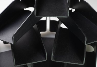 Sıradan çelikten yapılmış bileklikler.