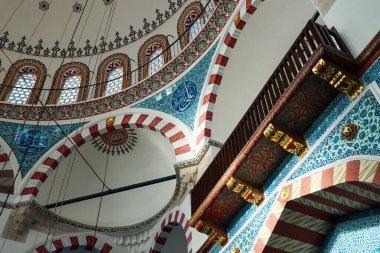 İstanbul camisinde özenle hazırlanmış çatı görüntüsü 