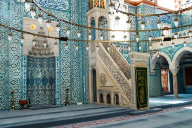 İstanbul 'da bir caminin içinde güzel mavi gösteriler