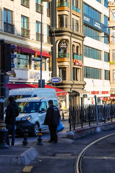 파티아 이스탄불의 거리에는 기차와 자동차들 여기저기흩어져 — 스톡 사진