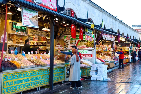 Yerel halk İstanbul pazarında kuru atıştırmalık alışverişi yapıyor 