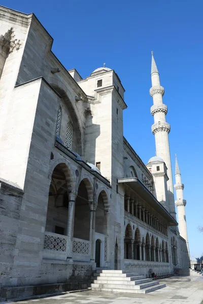 Средний Снимок Входа Мечеть Голубым Небом Заднем Плане — стоковое фото