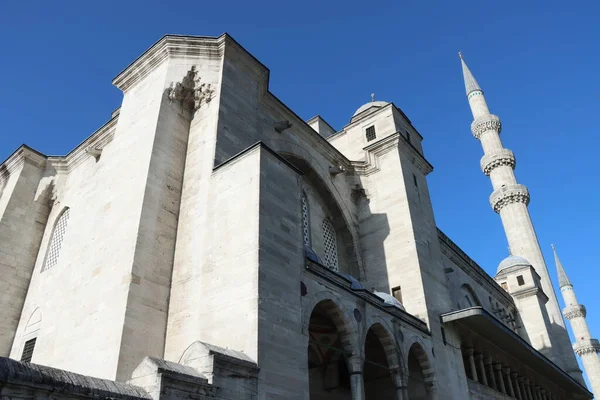 Низкий Угол Входа Мечеть Голубом Фоне Неба — стоковое фото