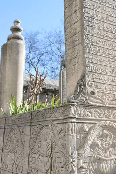 Eski mezar taşlarının üzerinde yazıtlar var. 