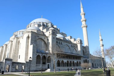 Arkasında açık mavi gökyüzü olan Süleyman Camii 