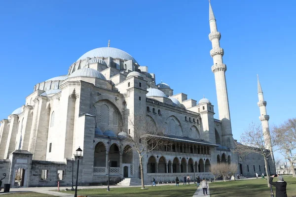 Arkasında açık mavi gökyüzü olan Süleyman Camii 