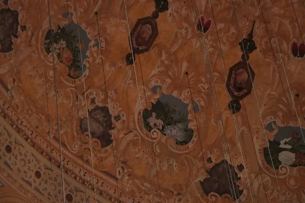 Renkli ve şekilli Süleyman Camii 'nin içi 