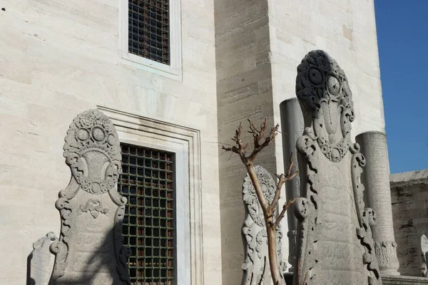 Açık mezarlığa üzerinde şekiller olan eski mezarlar. 