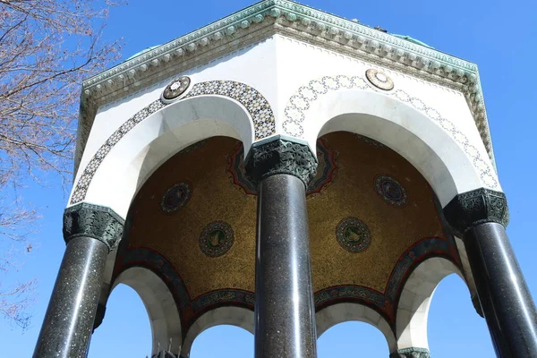 Alman çeşmesinin alçak açısı 