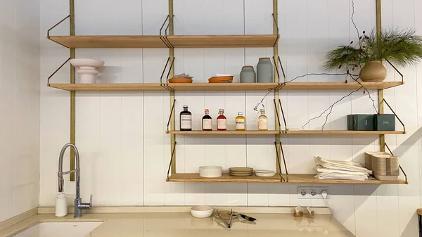 Tabakları, bitkisi ve lavabosu olan minimalist Japon iç tasarım mutfağı.